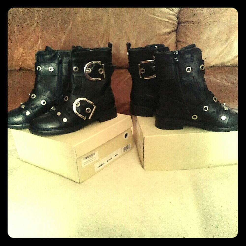 🎉🎈Have 2 pair womens boots brand new🎈🎉